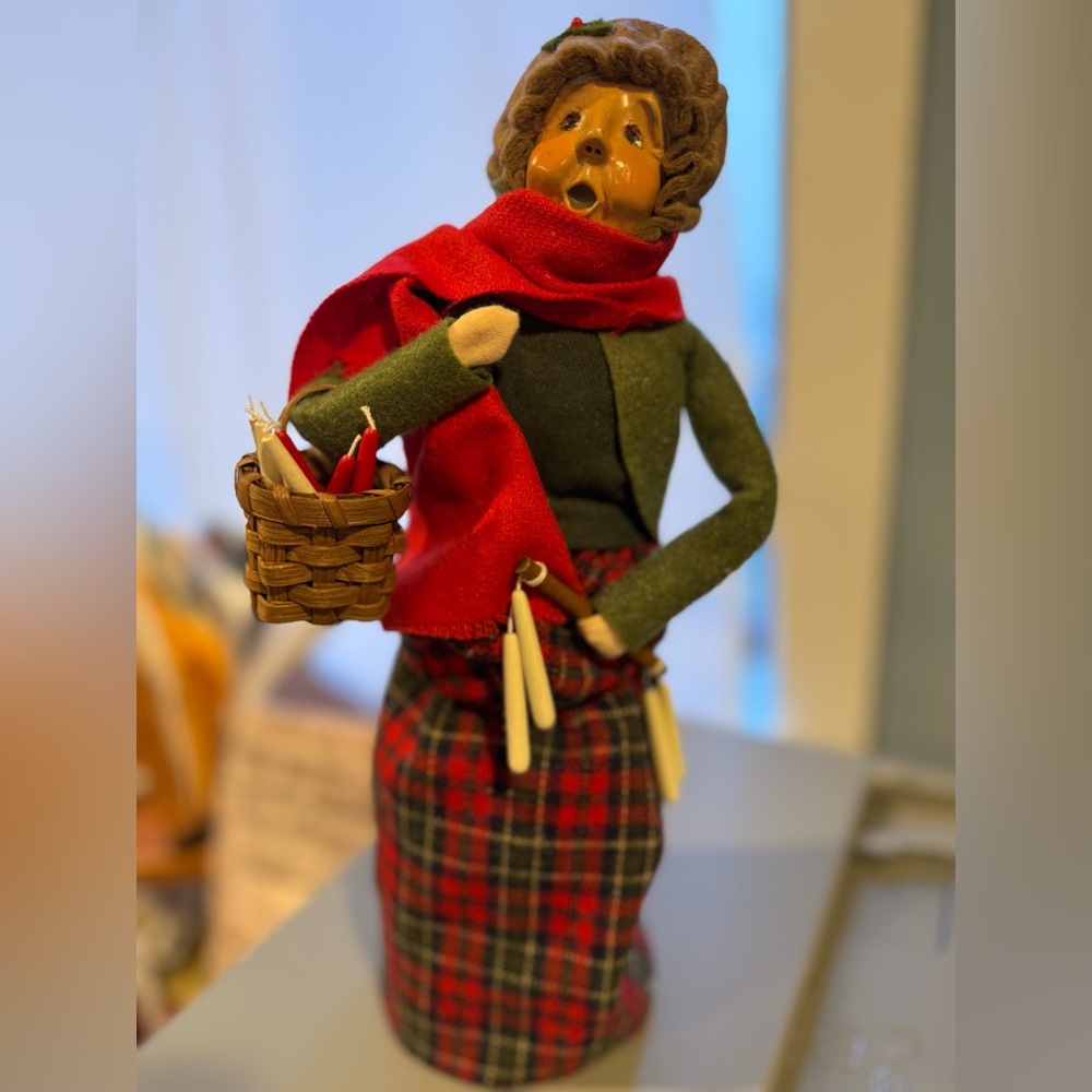 Festive Byers Choice Caroler Candle Peddler$33